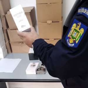 Peste 1.800 de bunuri contrafăcute, descoperite de polițiștii de frontieră giurgiuveni