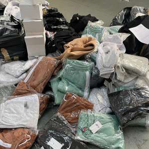 Bunuri susceptibile a fi contrafăcute descoperite în portbagajul unui autoturism şi în cala unui autocar