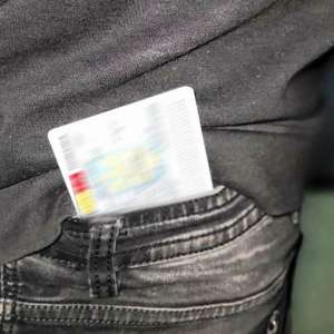 Carte de identitate falsă descoperită asupra unui cetăţean român