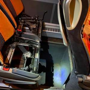 Cetăţeni străini depistaţi ascunşi, la Nădlac II. 15 într-o autoutilitară cu farfurii din porţelan, alţi patru într-un autocar