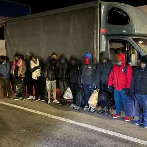 Cetăţeni străini depistaţi ascunşi, la Nădlac II. 15 într-o autoutilitară cu farfurii din porţelan, alţi patru într-un autocar