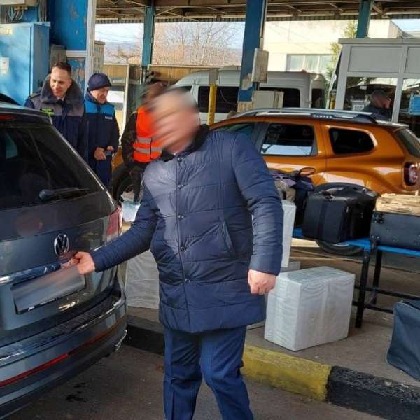 Cu documente fanteziste a pretins că este diplomat. Acum este cercetat pentru contrabandă