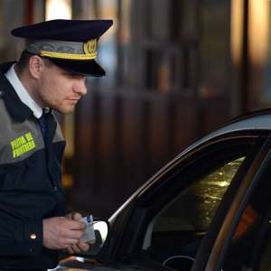 Autoturism radiat din circulație, oprit la ieșirea din țară