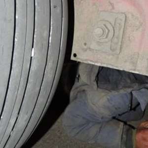 Cetățean marocan ascuns pe șasiul unui autocamion, depistat în P.T.F. Calafat