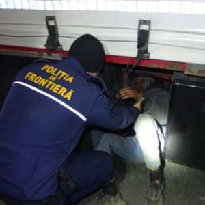Cetățean marocan ascuns pe șasiul unui autocamion, depistat în P.T.F. Calafat