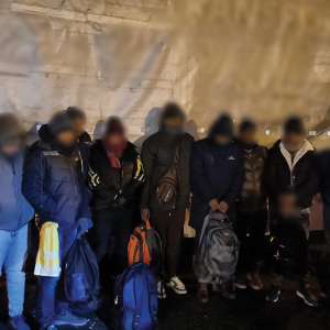 24 de cetăţeni străini ascunși în două autoutilitare, depistați de polițiștii de frontieră de la Nădlac II