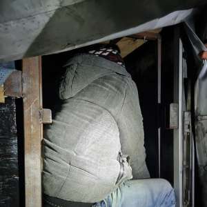 24 de cetăţeni străini ascunși în două autoutilitare, depistați de polițiștii de frontieră de la Nădlac II