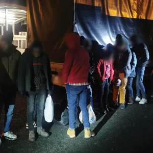 24 de cetăţeni străini ascunși în două autoutilitare, depistați de polițiștii de frontieră de la Nădlac II