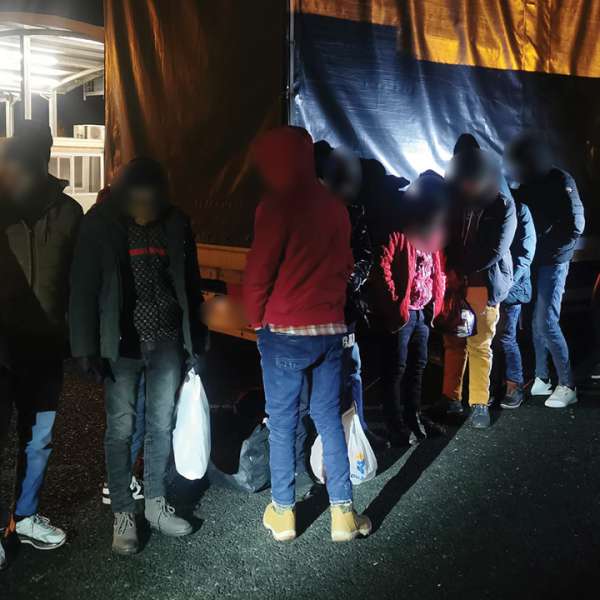 24 de cetăţeni străini ascunși în două autoutilitare, depistați de polițiștii de frontieră de la Nădlac II