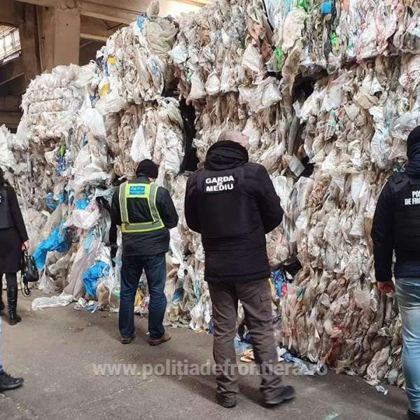 Peste 3.700 de tone de deşeuri, oprite în 2022 la intrarea în România
