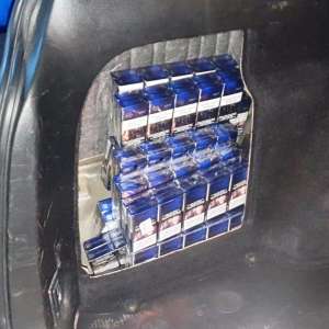 Ţigări de contrabandă ascunse în autoturism, depistate la trecerea frontierei