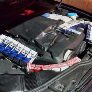 Ţigări de contrabandă ascunse în autoturism, depistate la trecerea frontierei