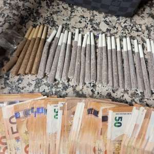 Cetăţean sirian rezident în Olanda, depistat pe aeroportul Otopeni cu ţigarete cu cannabis