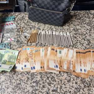 Cetăţean sirian rezident în Olanda, depistat pe aeroportul Otopeni cu ţigarete cu cannabis