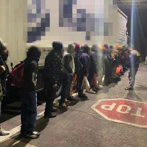 Peste 130 de cetăţeni străini ascunși, depistați de polițiștii de frontieră de la Nădlac II