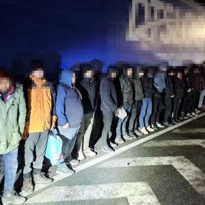 Peste 130 de cetăţeni străini ascunși, depistați de polițiștii de frontieră de la Nădlac II