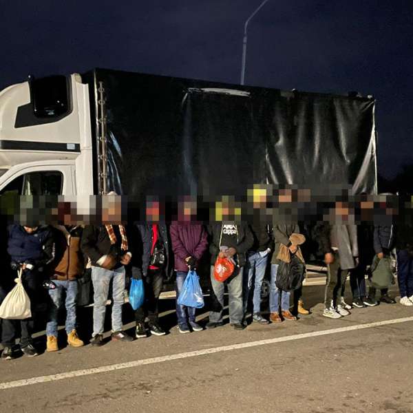 57 de cetăţeni străini ascunși în două mijloace de transport, depistați de polițiștii de frontieră de la Nădlac II