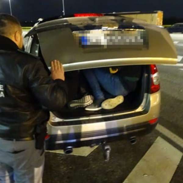 Cetățeni sirieni ascunși în portbagajul unui autoturism, depistați în P.T.F. Calafat