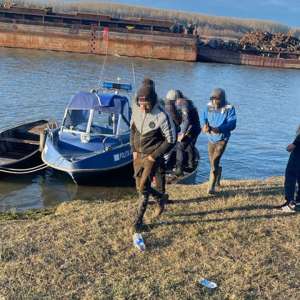 Cinci persoane prinse în flagrant de polițiștii de frontieră în timp ce sustrăgeau fier vechi de pe o barjă