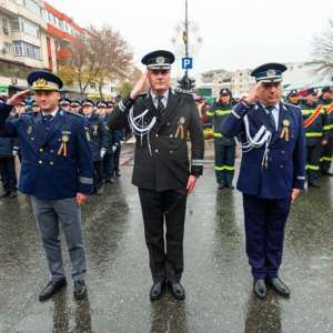 Glorie celor ce prin vitejia și prin jertfa lor de sânge au înfăptuit unitatea națională