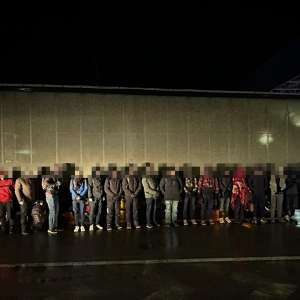 19 cetățeni străini intenţionau să ajungă în mod ilegal în Spaţiul Schengen. Au fost depistaţi într-un TIR, la Nădlac II