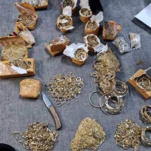 Peste cinci kilograme de bijuterii susceptibile a fi din aur, descoperite de polițiștii de frontieră giurgiuveni