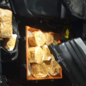 Peste cinci kilograme de bijuterii susceptibile a fi din aur, descoperite de polițiștii de frontieră giurgiuveni