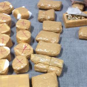 Peste cinci kilograme de bijuterii susceptibile a fi din aur, descoperite de polițiștii de frontieră giurgiuveni