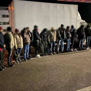 31 de cetăţeni străini ascunși în două mijloace de transport, depistați de polițiștii de frontieră de la Nădlac II