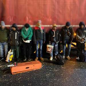 31 de cetăţeni străini ascunși în două mijloace de transport, depistați de polițiștii de frontieră de la Nădlac II