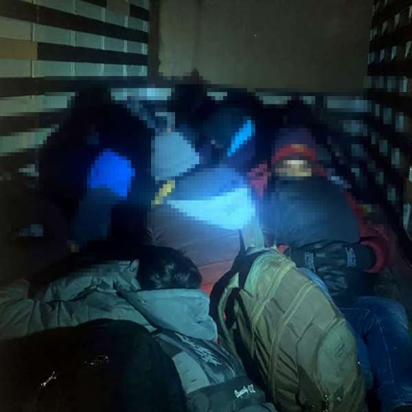 31 de cetăţeni străini ascunși în două mijloace de transport, depistați de polițiștii de frontieră de la Nădlac II
