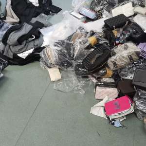 Bunuri susceptibile a fi contrafăcute, estimate la o valoare de peste 270.000 lei, descoperite în P.T.F. Giurgiu