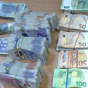 Persoana cu dublă cetăţenie depistată cu diferite sume bani în PTF Siret