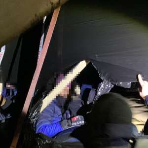 11 cetăţeni străini ascunși într-o autoutilitară, depistați de polițiștii de frontieră de la Nădlac II