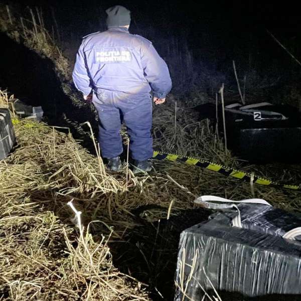 Ţigarete de contrabandă în valoare de 50.000 de lei abandonate pe malul Prutului