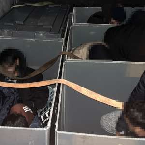 48 de migranți ascunși în cinci mijloace de transport, depistați la P.T.F. Nădlac II