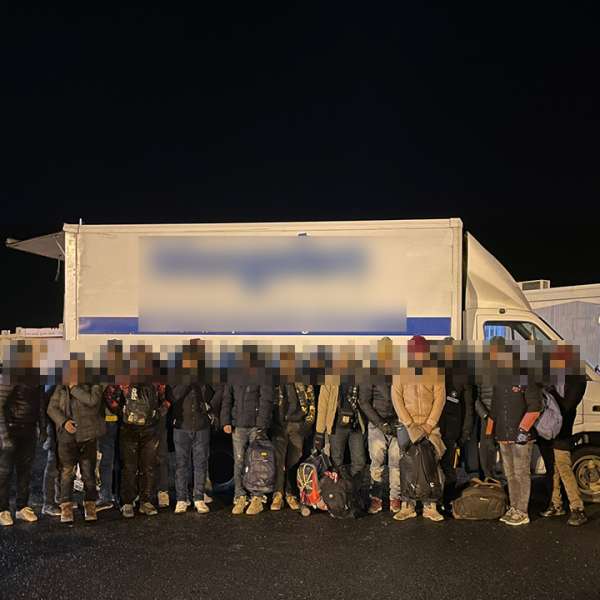 33 de migranți ascunși în două autoutilitare, depistați la P.T.F. Nădlac și Nădlac II