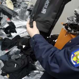 Peste 2.000 de bunuri susceptibile a fi contrafăcute, descoperite de polițiștii de frontieră giurgiuveni