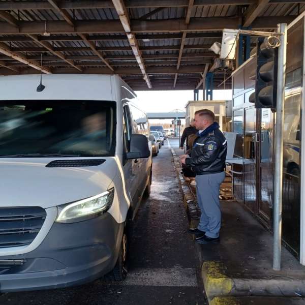 Fals procurat cu 400 de euro, descoperit la controlul de frontieră