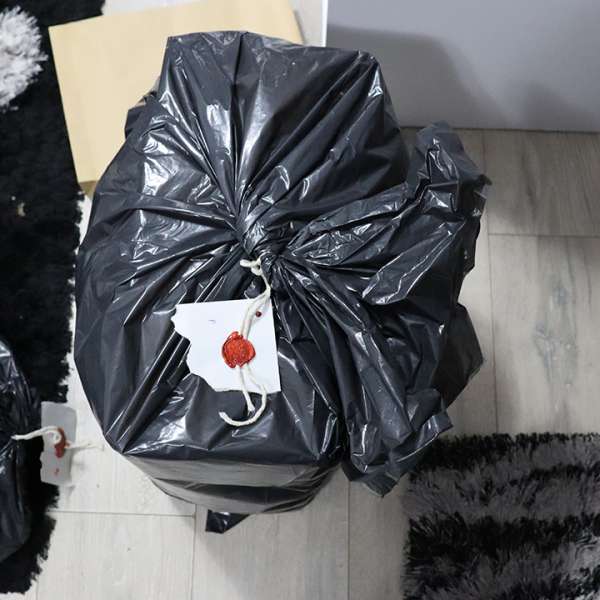 Trei persoane cercetate sub măsura controlului judiciar pentru falsificarea unor procuri notariale necesare însoţitorilor minorilor la ieşirea din ţară
