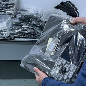 Bunuri susceptibile a fi contrafăcute, în valoare de peste 200.000 lei, descoperite în P.T.F. Giurgiu