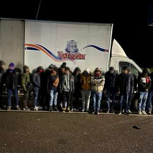 39 de cetăţeni străini ascunşi în două autoutilitare depistați la Nădlac