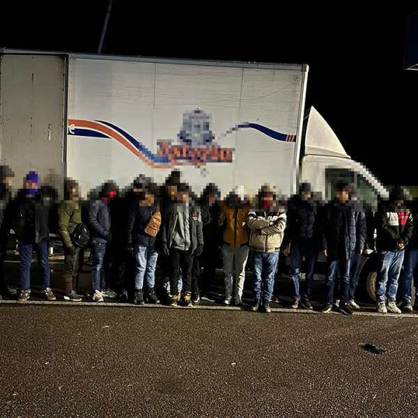39 de cetăţeni străini ascunşi în două autoutilitare depistați la Nădlac