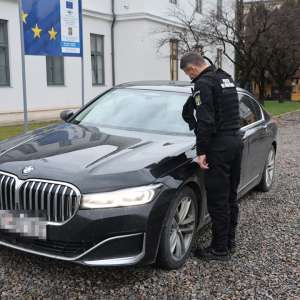 Un autoturism de lux, în valoare de 300.000 lei, căutat de autoritățile din Slovacia, descoperit în localitatea Vadu Izei de către polițiștii de frontieră