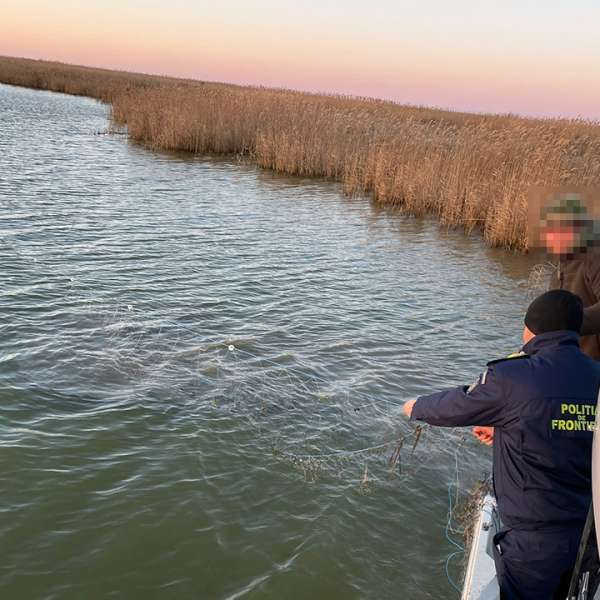 Peste 1.300 de metri plase monofilament cu 337 de kilograme de pește, scoase din lacul Sinoe, de polițiștii de frontieră
