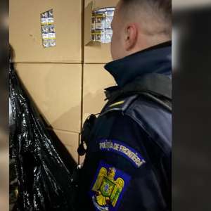 Țigări de contrabandă, în valoare de peste 1,5 milioane de euro, descoperite ascunse într-un autocamion, în P.T.F. Bechet