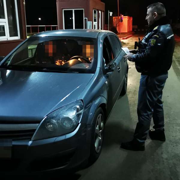 A prezentat la control un permis de conducere fals, fără a avea calitatea de conducător auto