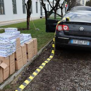 Peste 5.400 pachete cu țigări descoperite într-un autoturism