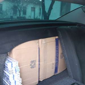 Peste 5.400 pachete cu țigări descoperite într-un autoturism
