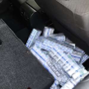 Peste 5.400 pachete cu țigări descoperite într-un autoturism